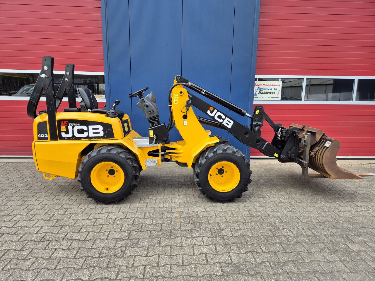 JCB 403 SHOVEL BOUWJAAR 2015 MET BAK / VORKEN EN KENTEKEN