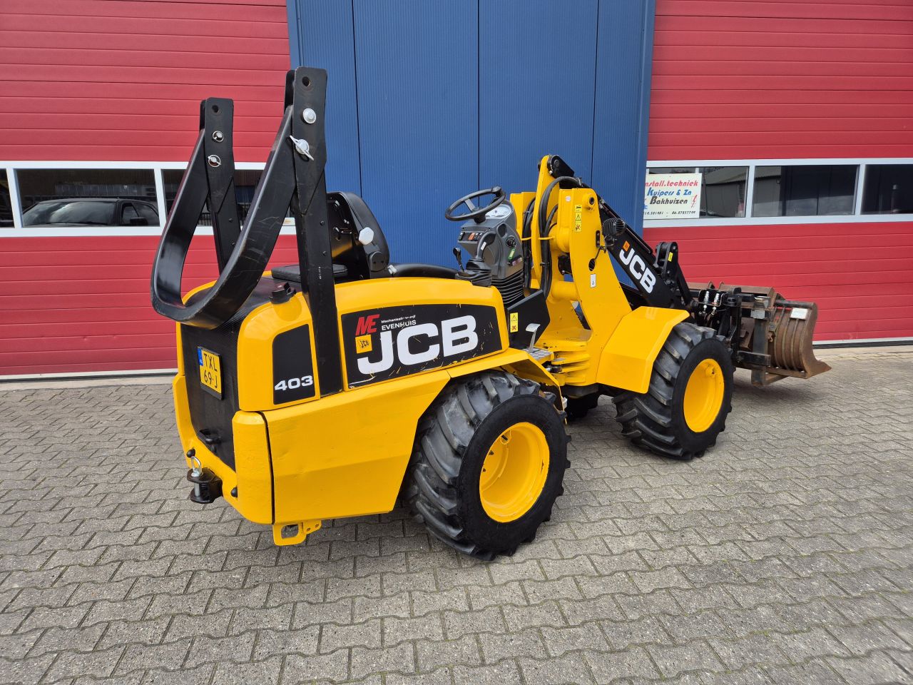 JCB 403 SHOVEL BOUWJAAR 2015 MET BAK / VORKEN EN KENTEKEN