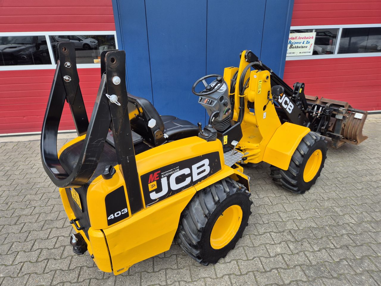 JCB 403 SHOVEL BOUWJAAR 2015 MET BAK / VORKEN EN KENTEKEN