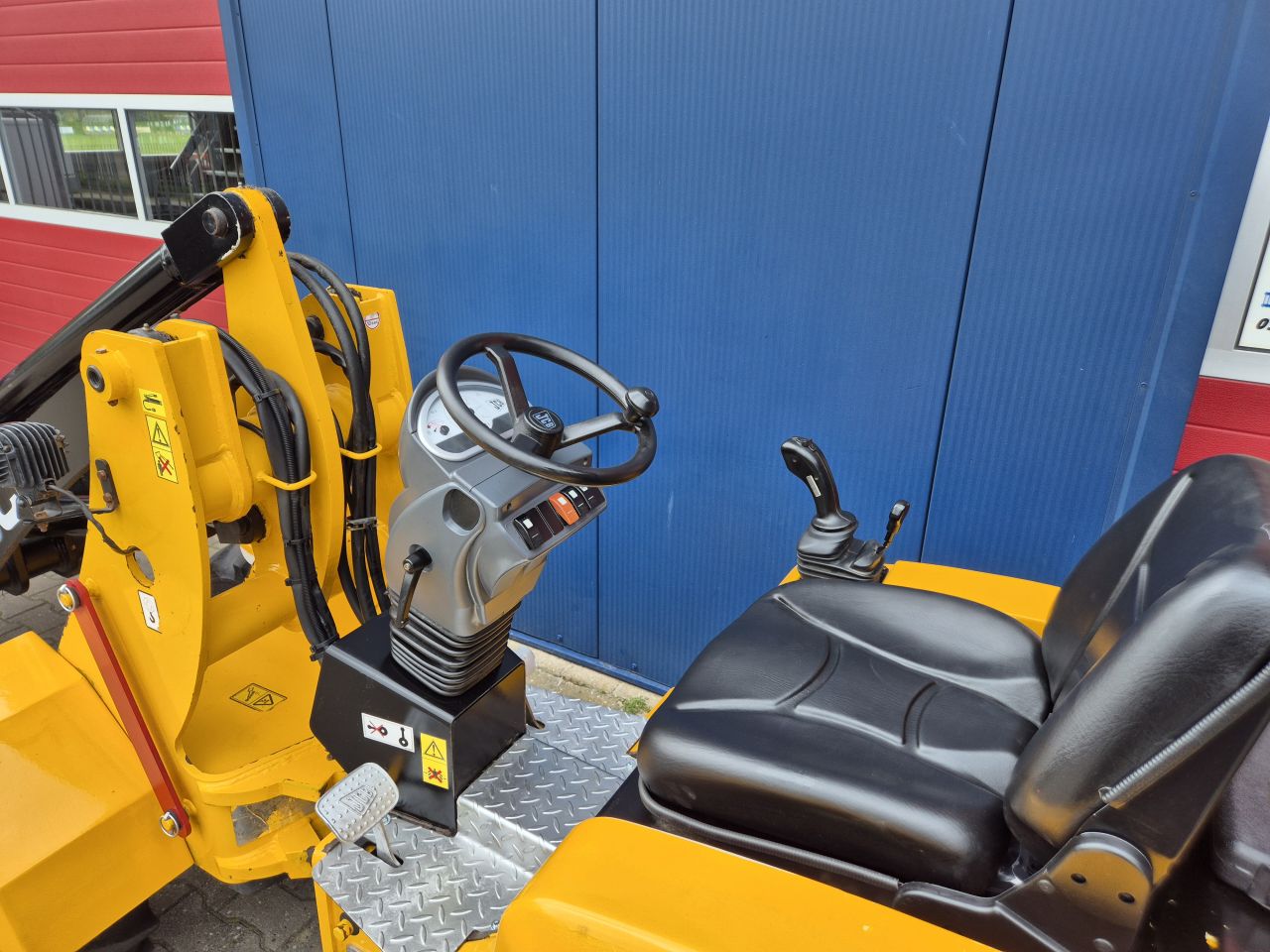 JCB 403 SHOVEL BOUWJAAR 2015 MET BAK / VORKEN EN KENTEKEN