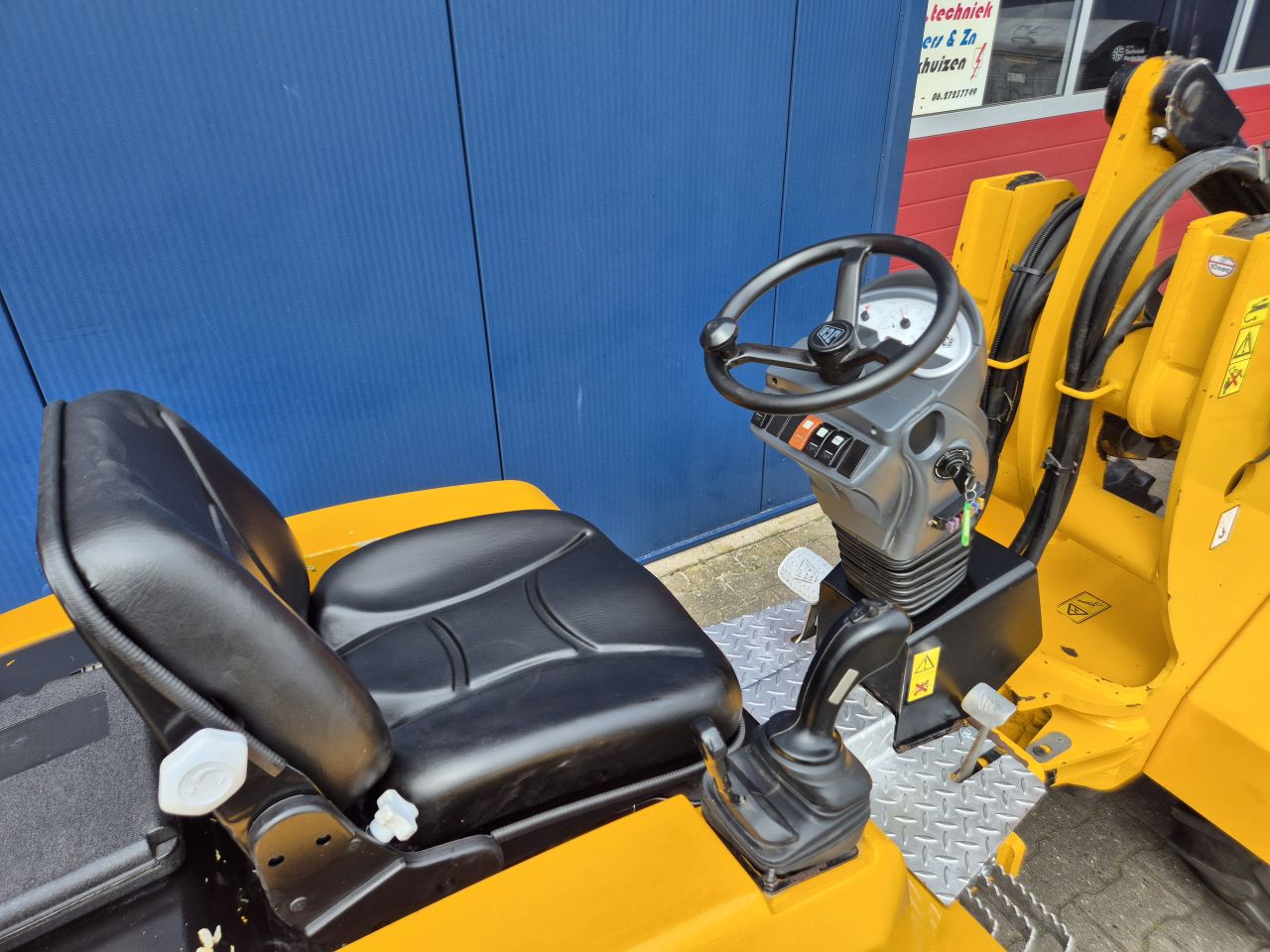 JCB 403 SHOVEL BOUWJAAR 2015 MET BAK / VORKEN EN KENTEKEN