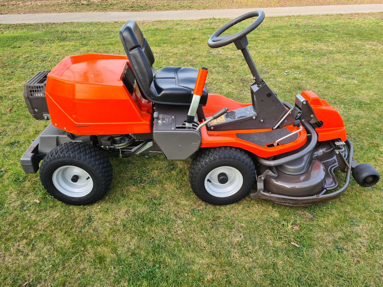 Husqvarna Rider 16 hydrostaat frontmaaier mulch maaier.