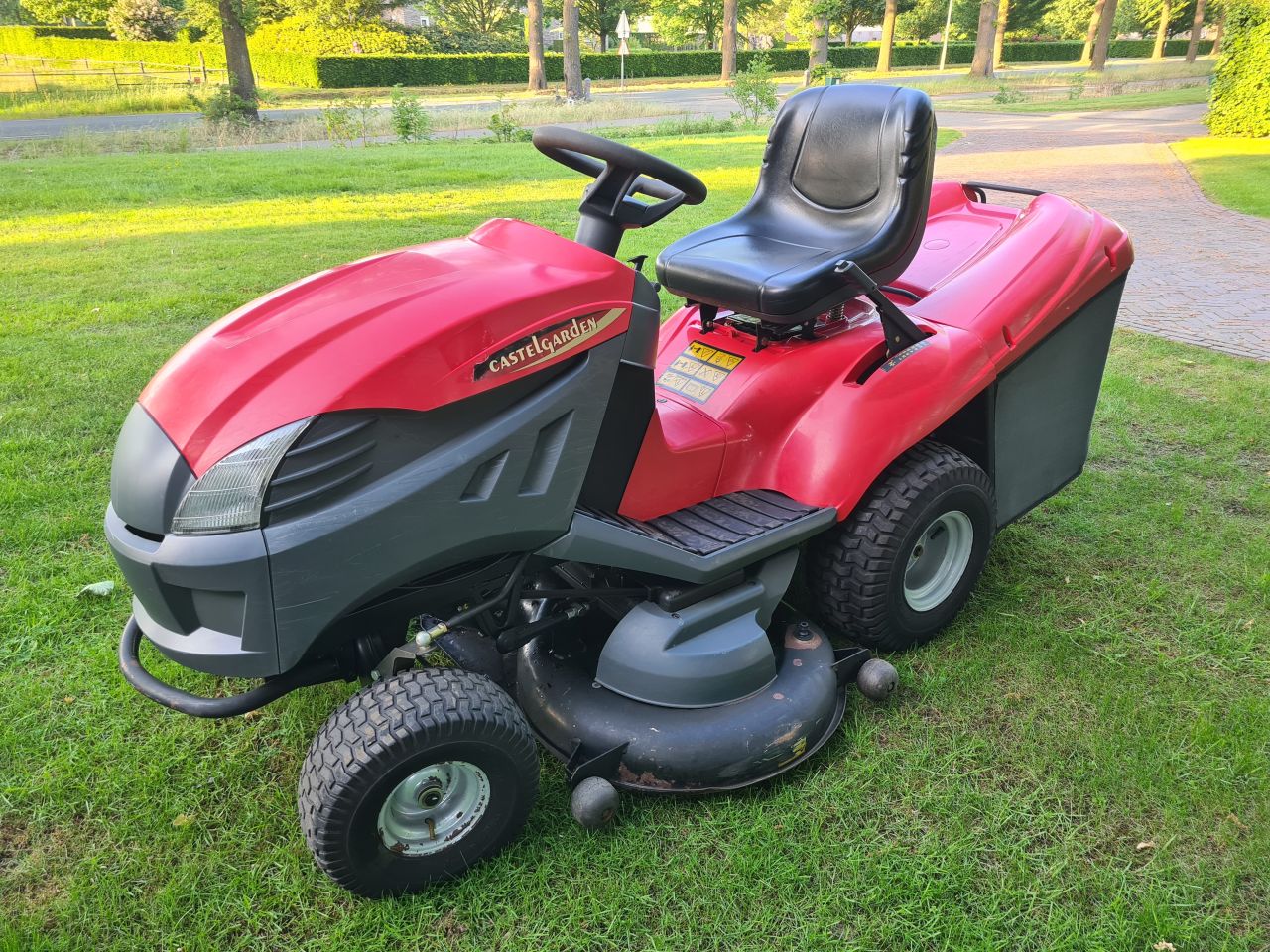 Castelgarden TCX 122 zitmaaier met opvangbak 2 cilinder 122 dek.