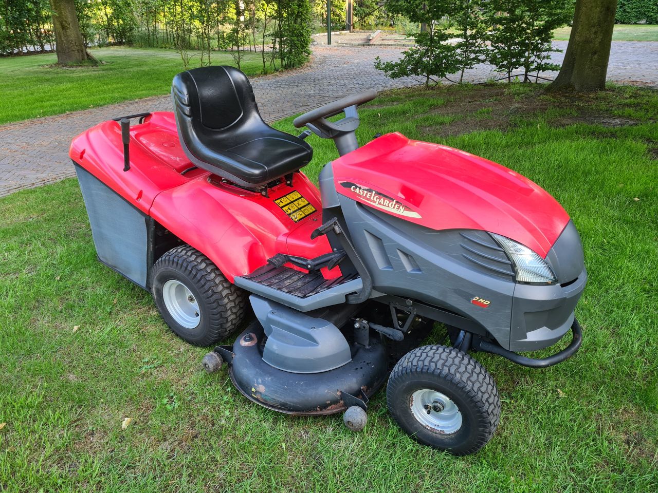 Castelgarden TCX 122 zitmaaier met opvangbak 2 cilinder 122 dek.