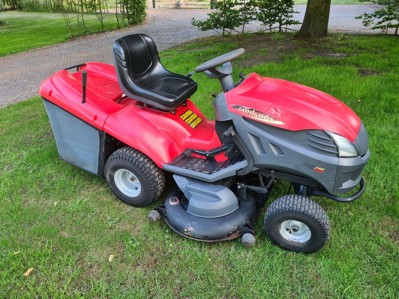 Castelgarden TCX 122 zitmaaier met opvangbak 2 cilinder 122 dek.