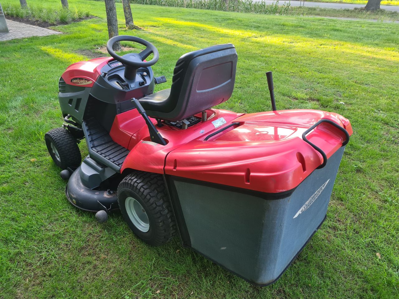 Castelgarden TCX 122 zitmaaier met opvangbak 2 cilinder 122 dek.