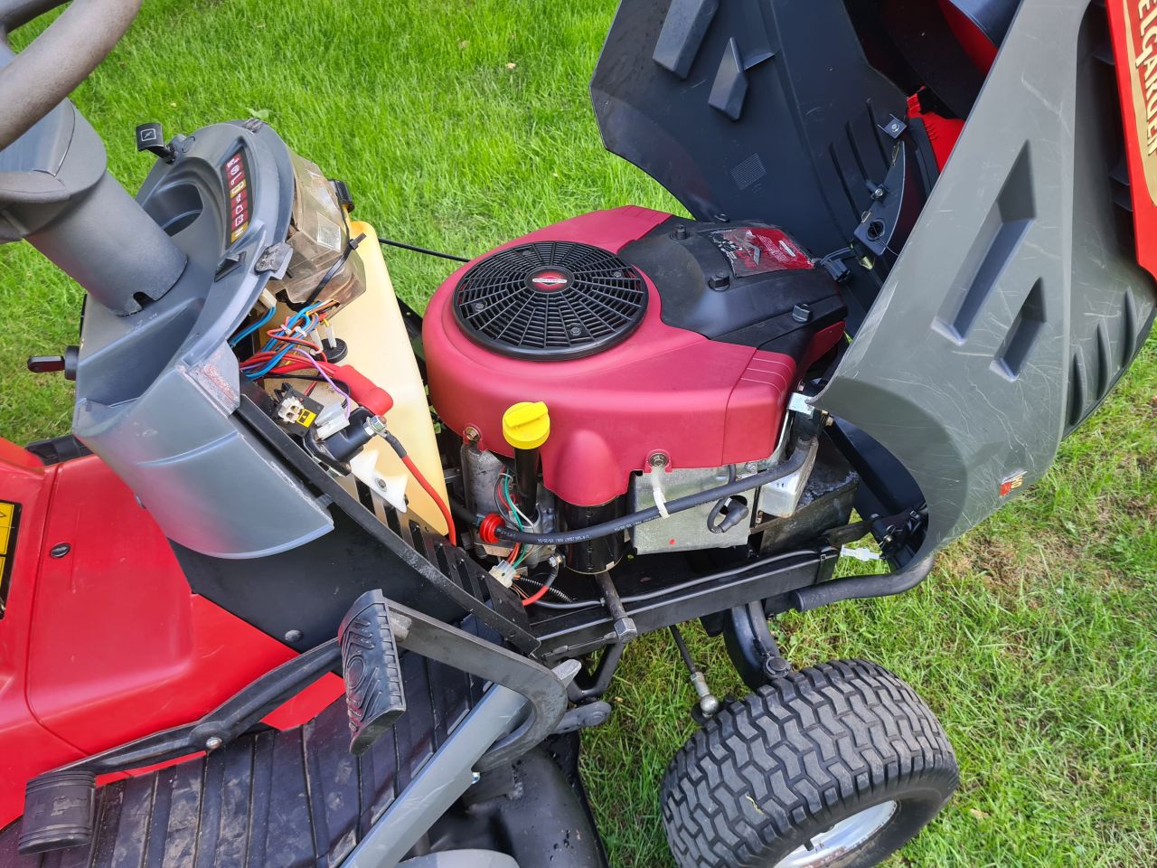 Castelgarden TCX 122 zitmaaier met opvangbak 2 cilinder 122 dek.