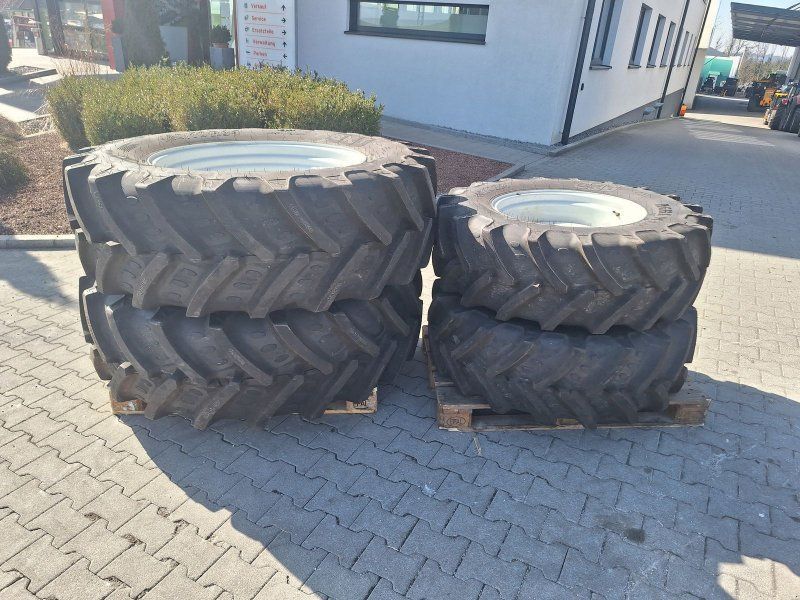 BKT 480/70R34+380/70R24