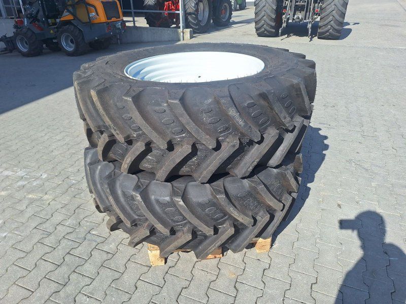 BKT 480/70R34+380/70R24