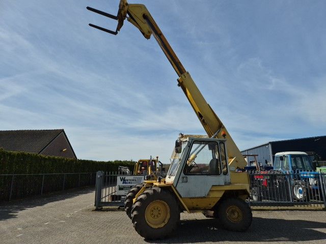 JCB 525-4 verreiker met kenteken.