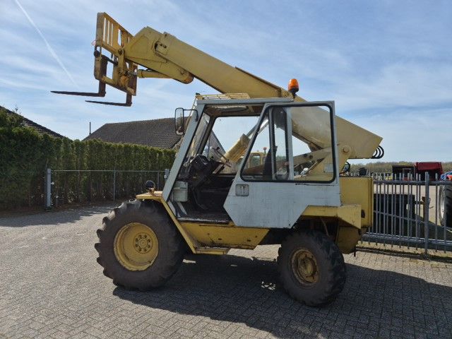 JCB 525-4 verreiker met kenteken.