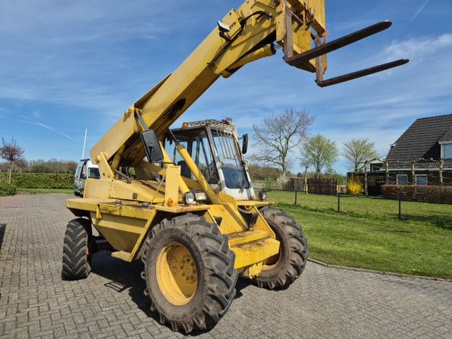 JCB 525-4 verreiker met kenteken.