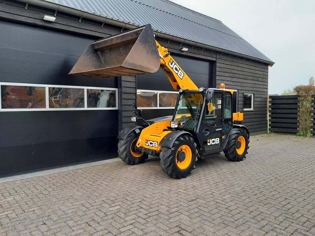 JCB 525-60 AG Agri Plus verreiker met bak