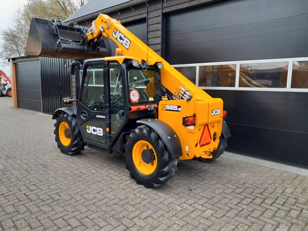 JCB 525-60 AG Agri Plus verreiker met bak