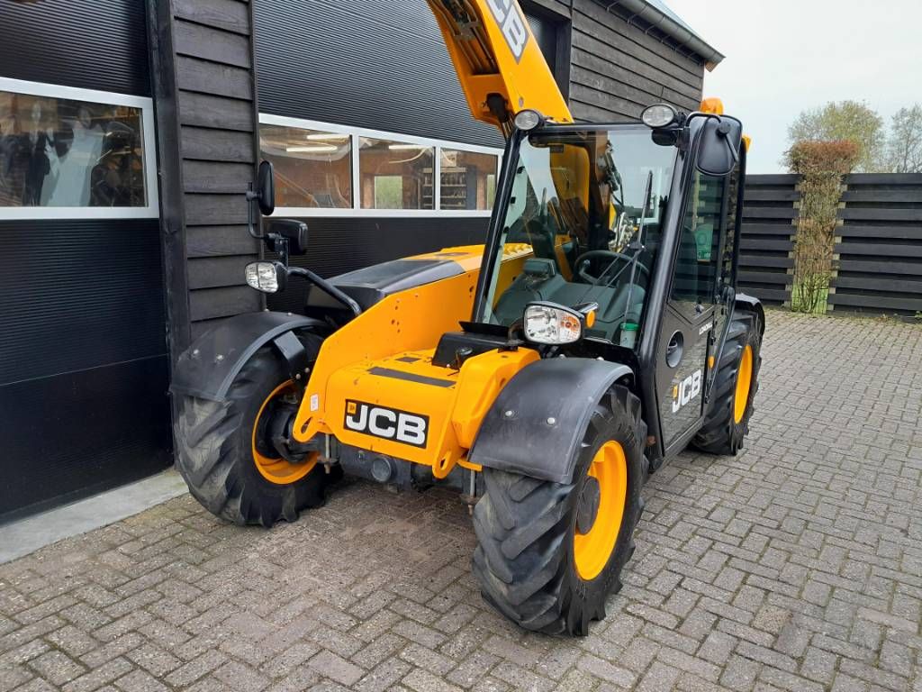 JCB 525-60 AG Agri Plus verreiker met bak