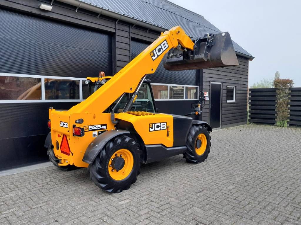 JCB 525-60 AG Agri Plus verreiker met bak