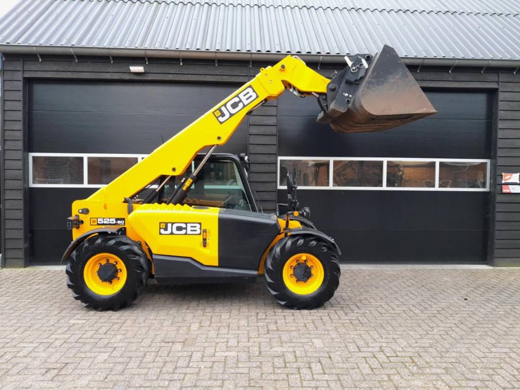 JCB 525-60 AG Agri Plus verreiker met bak