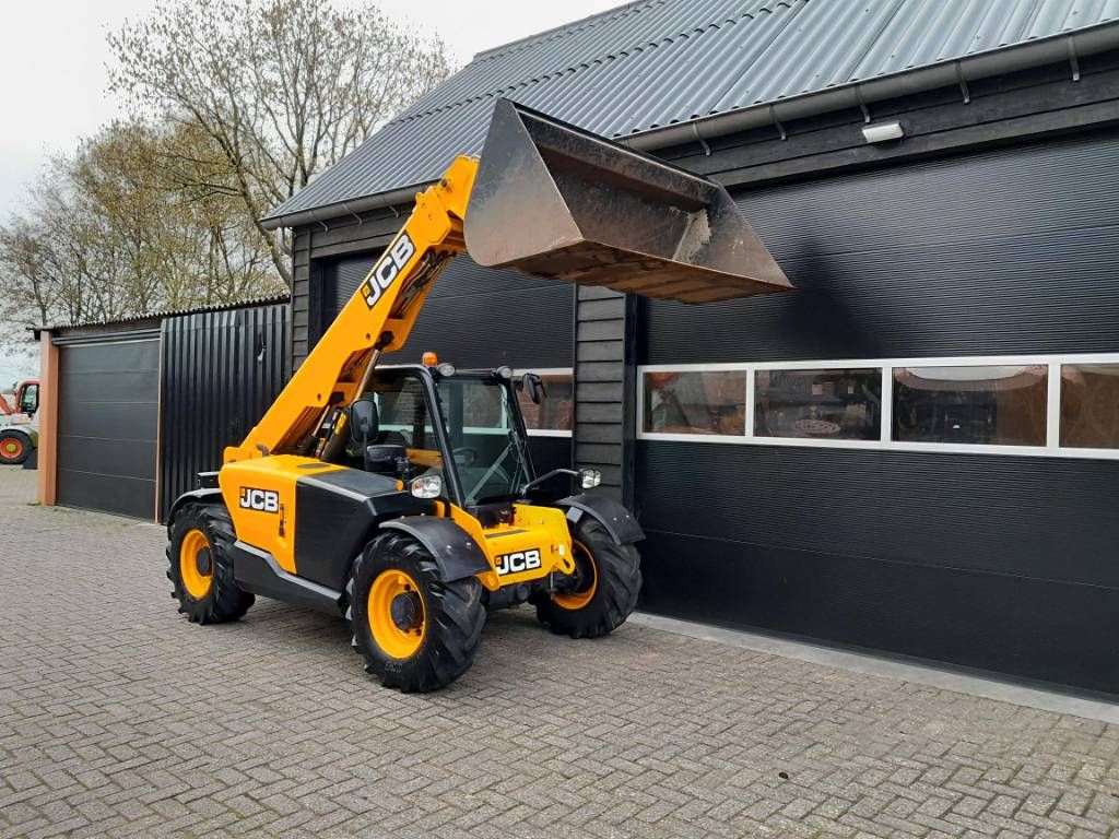 JCB 525-60 AG Agri Plus verreiker met bak