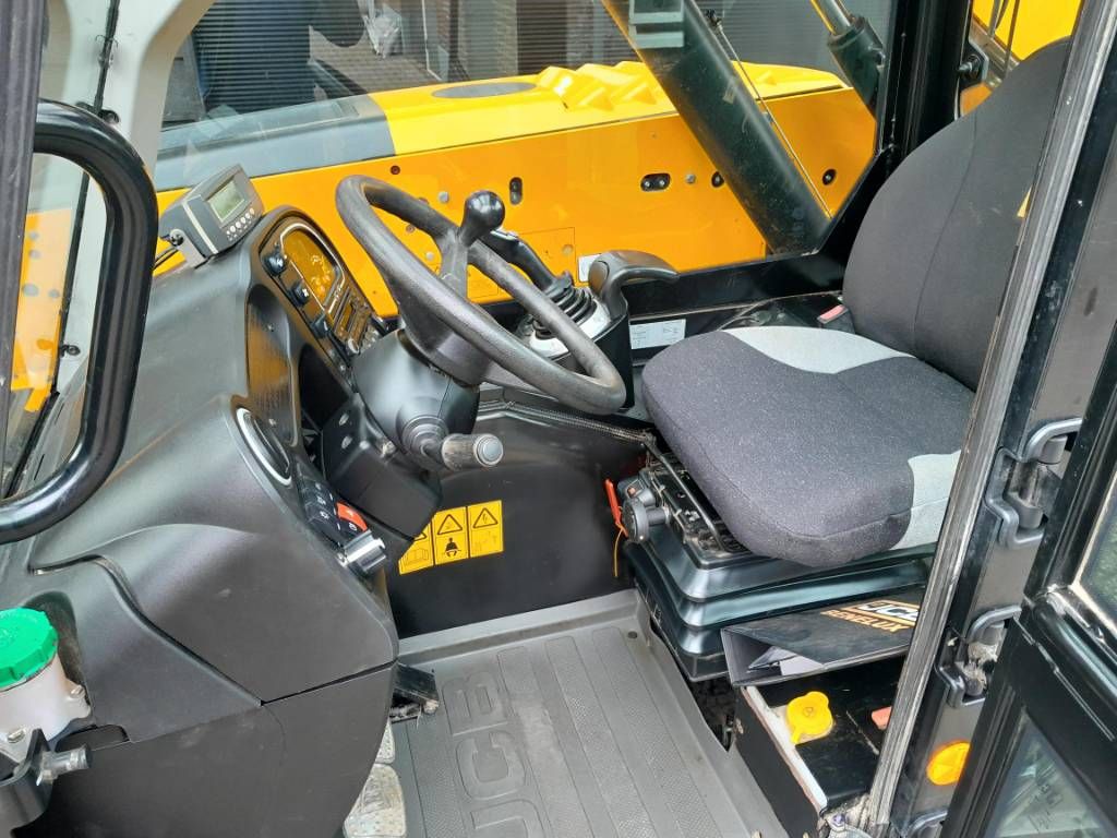 JCB 525-60 AG Agri Plus verreiker met bak