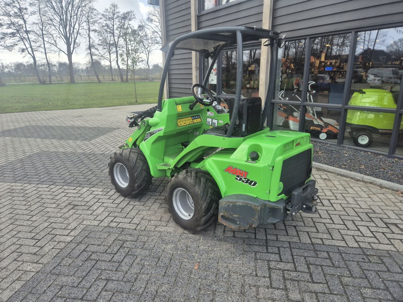 Gebruikte AVANT 530 optidrive minilader met gewicht van 1460 kgs