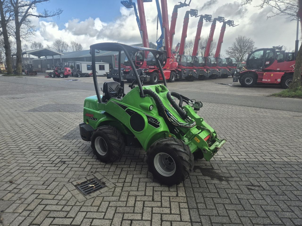 Gebruikte AVANT 530 optidrive minilader met gewicht van 1460 kgs