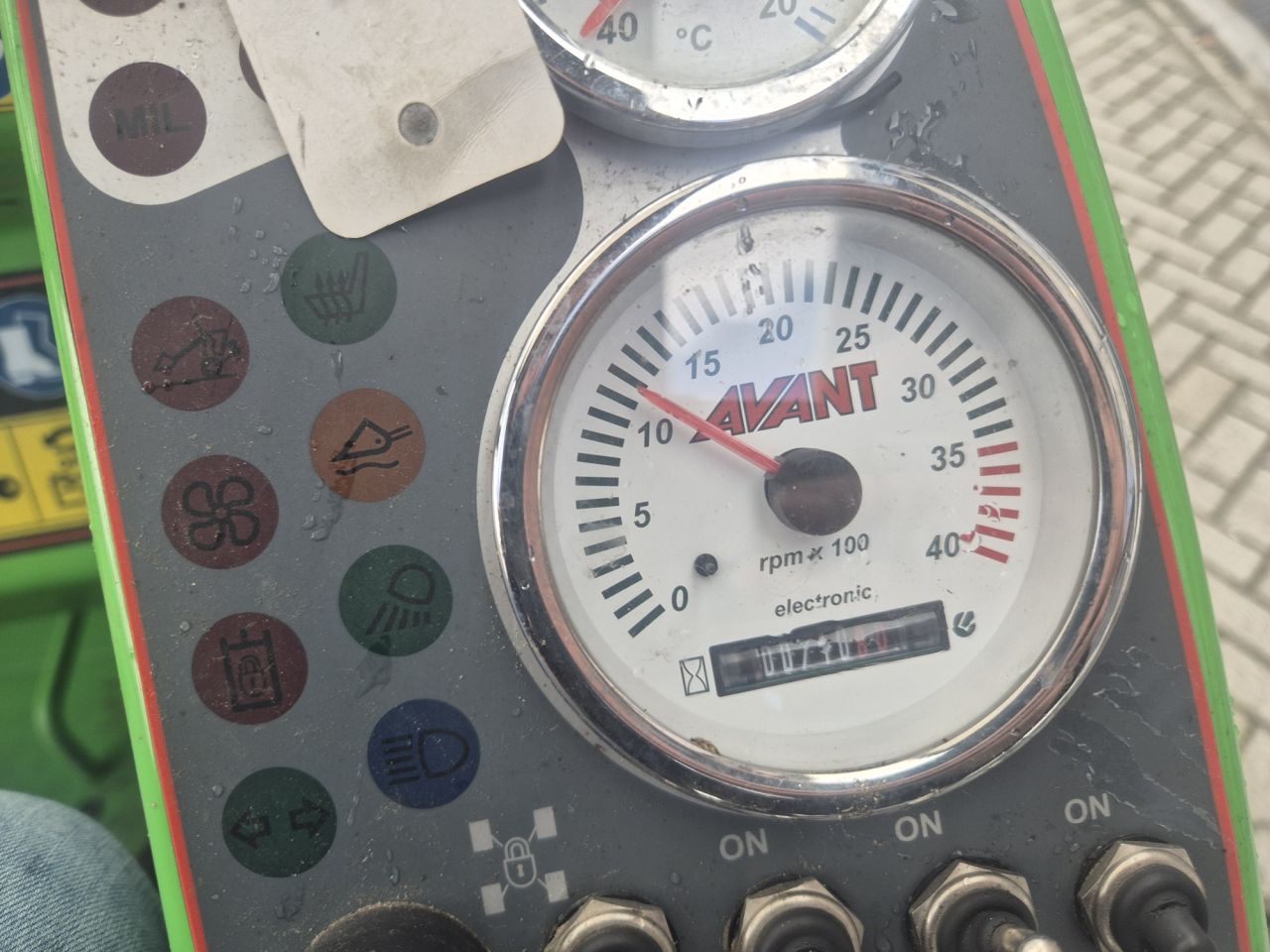 Gebruikte AVANT 530 optidrive minilader met gewicht van 1460 kgs