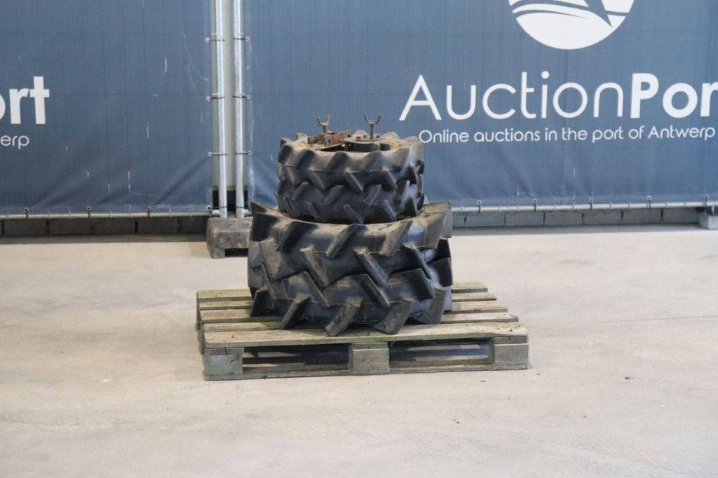 Compact Tractor John Deere B7000 Diesel met Extra Wielen