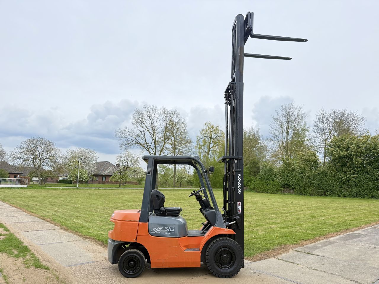 Toyota 2.5 tonner diesel heftruck triplex 4.7M Sideshift