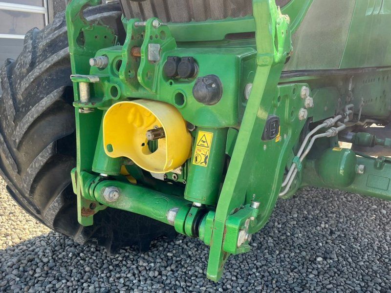 John Deere 6215R Med frontlift og front PTO på