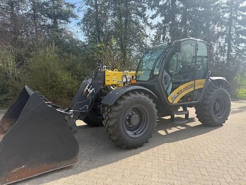 New Holland TH7.42 Elite mit Schaufel und Gabel