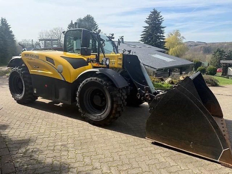 New Holland TH7.42 Elite mit Schaufel und Gabel