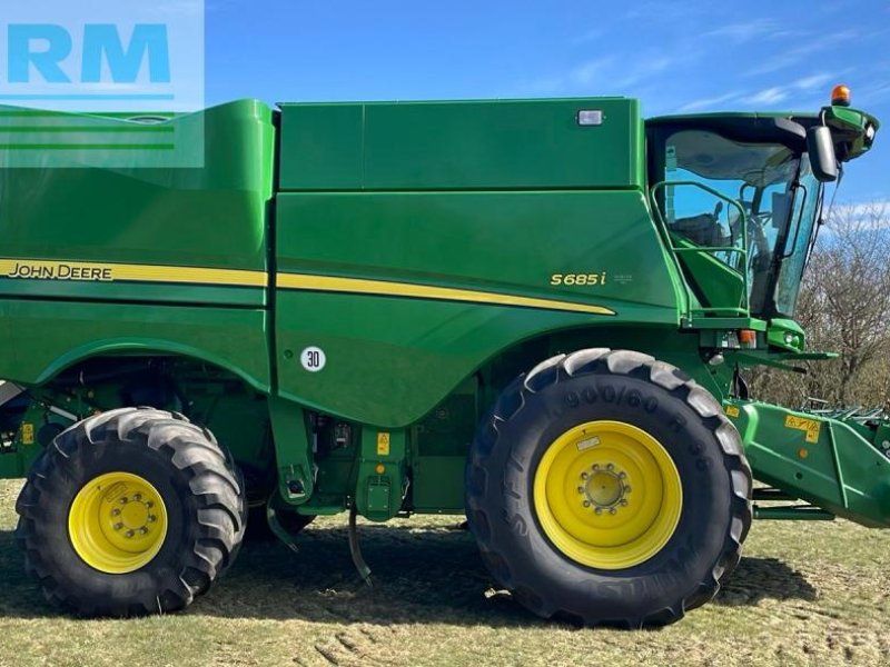 John Deere S685