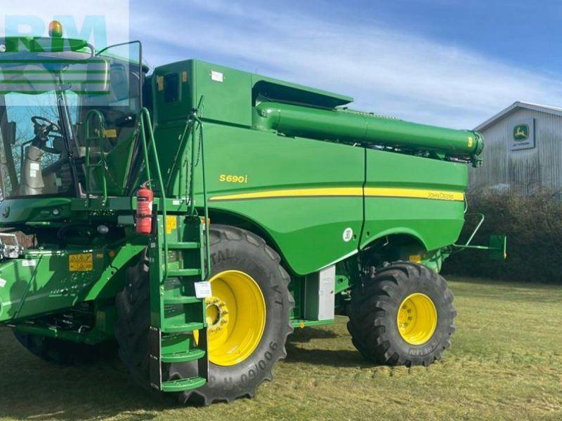 John Deere S690