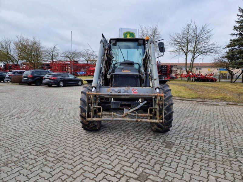 Valtra Valmet 6400 mit Frontlader