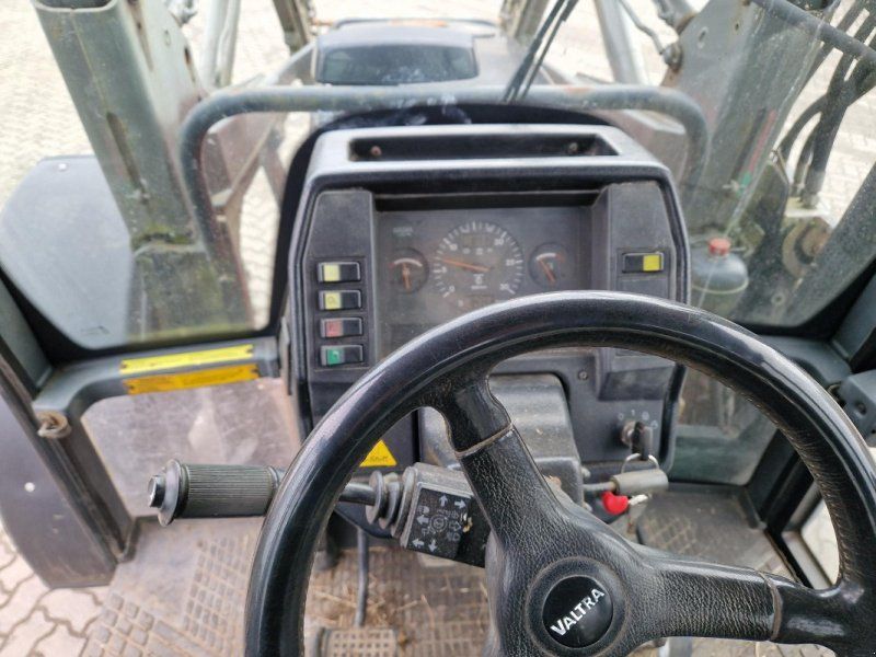 Valtra Valmet 6400 mit Frontlader
