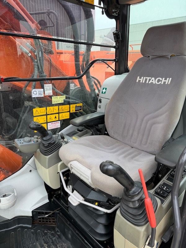 Hitachi ZX 225 US LC-5 B