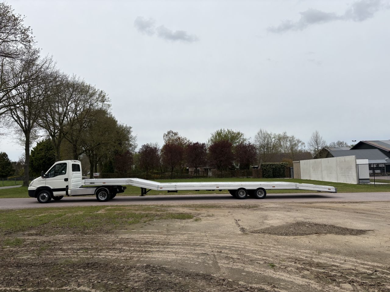 Be trekker Iveco 40C18 N1 be oplegger auto transporter 13.66 CM