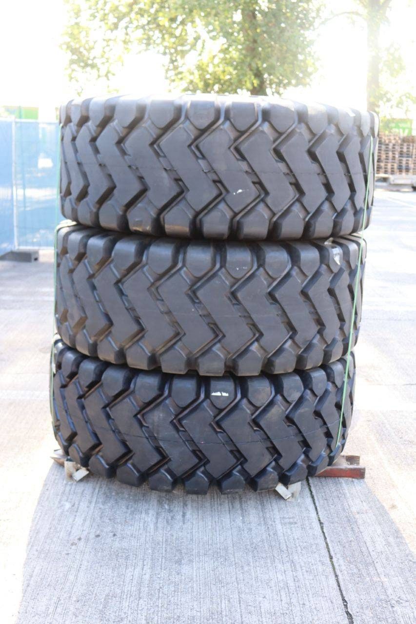 Batch of Forcestone 26.5-25 28PR tires, 4 pieces