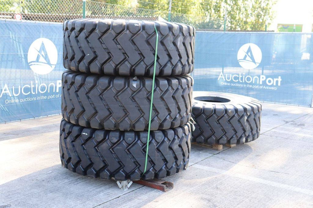 Batch of Forcestone 26.5-25 28PR tires, 4 pieces