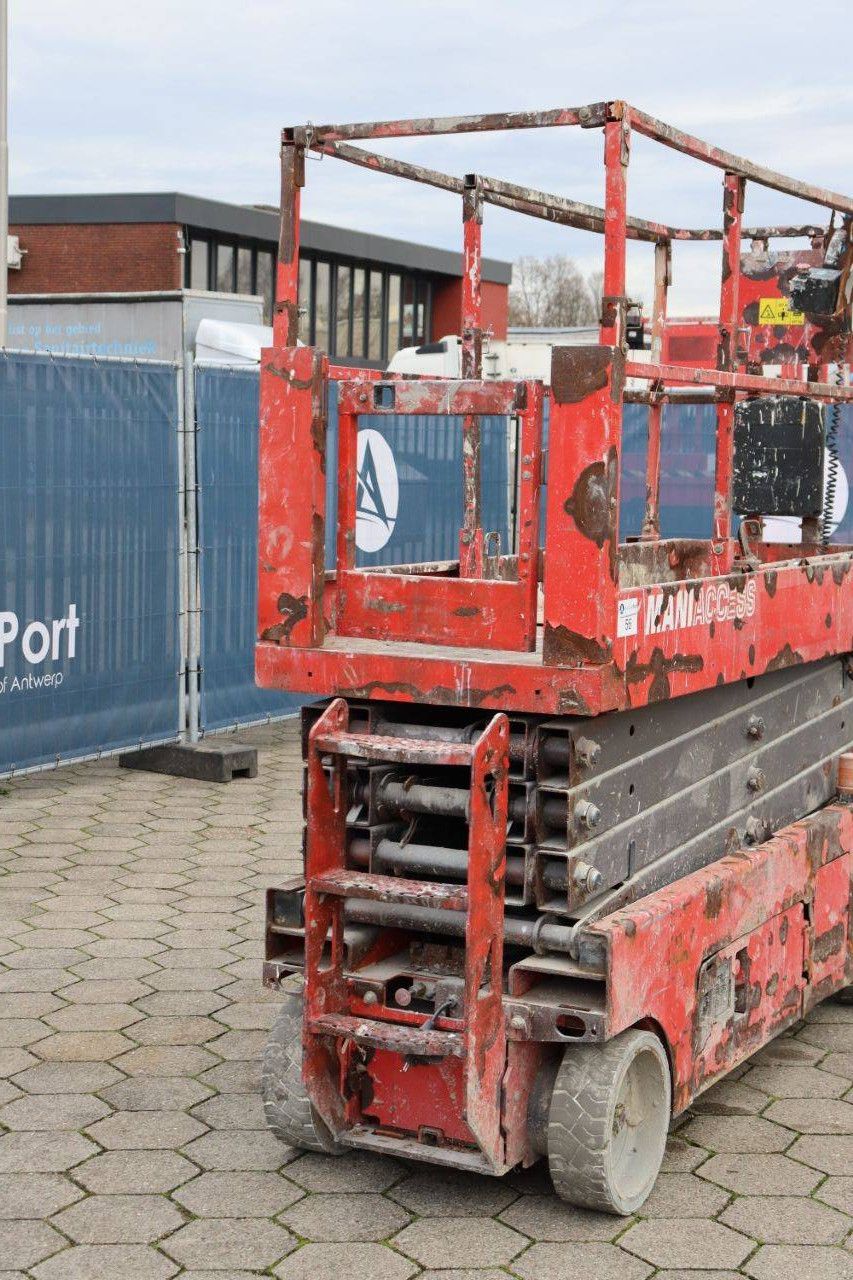 Scissor lift ManiAccess Electric Scissor Lift 2012
