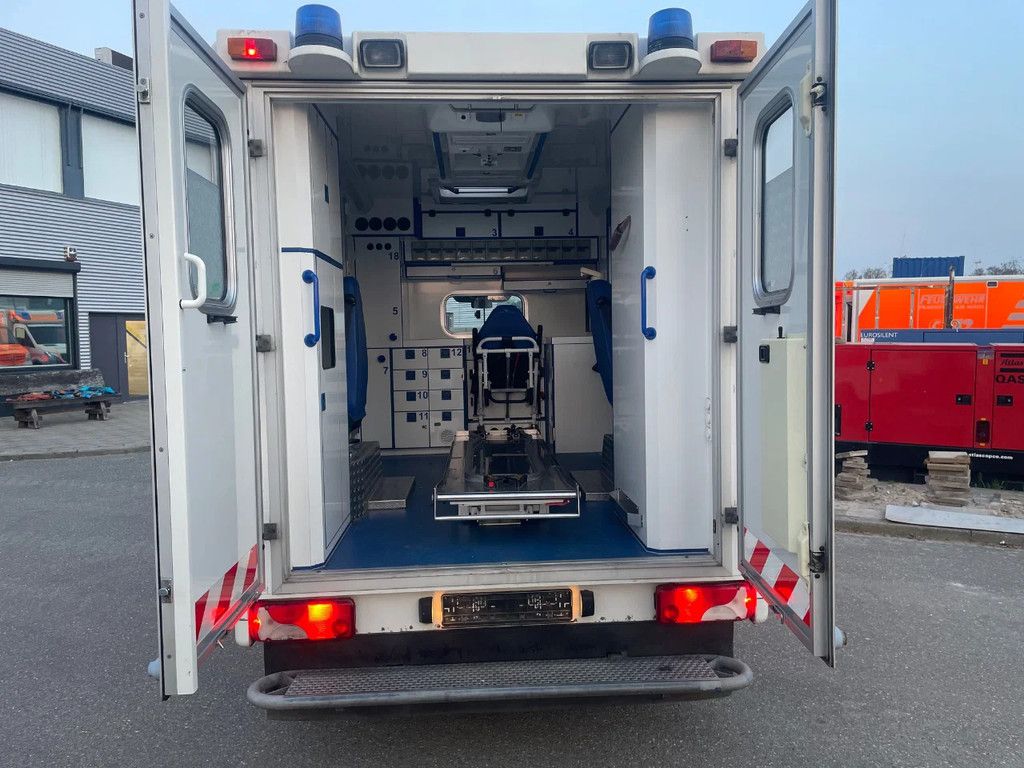 Mercedes-Benz Sprinter 519 cdi krankenwagen 6 gang manuel gearbox 6 cilinder