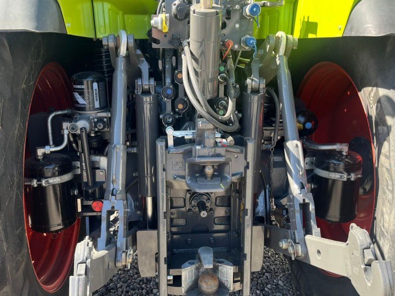 Claas ARION 660 CMATIC med frontlift og front PTO og den kan evt også