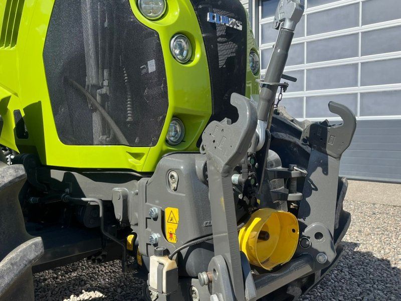 Claas ARION 660 CMATIC med frontlift og front PTO og den kan evt også