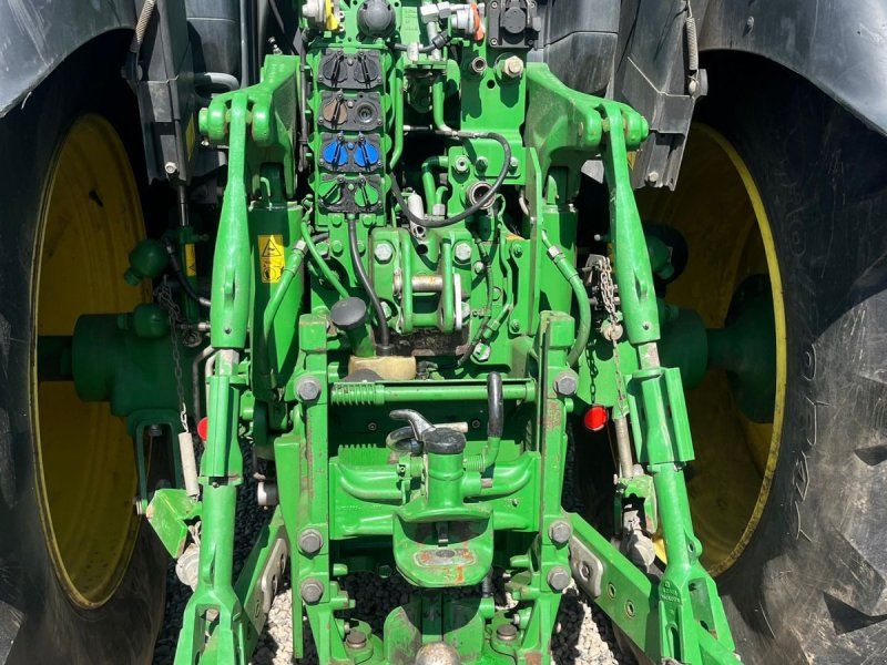 John Deere 6215R Med frontlift og front PTO på