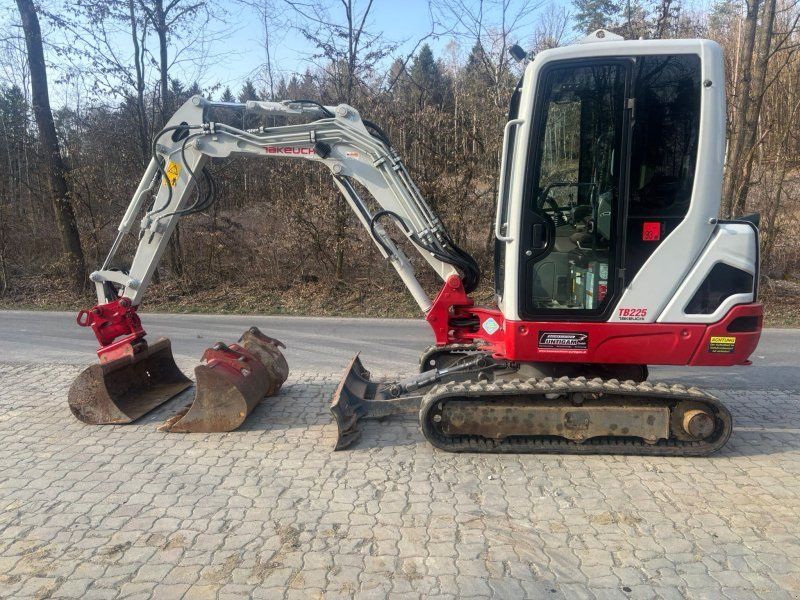Takeuchi TB 225