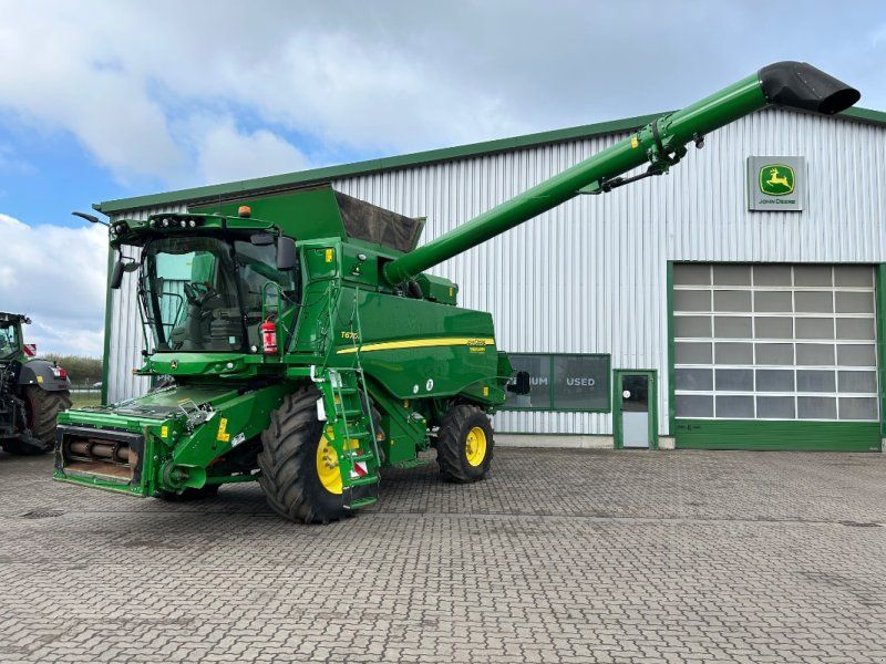 John Deere T670