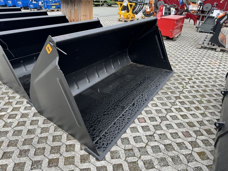 Quicke Volumenschaufel VL 245 mit Euroaufnahme