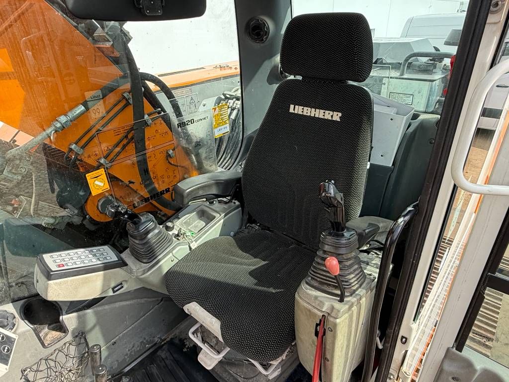 Liebherr R920 Compact - Blade / Triple Boom / Quick Coupler