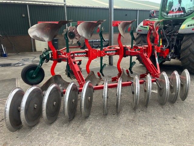 Gebruikte VOGEL EN NOOT 4-schaarwentelploeg met Cappon drukker