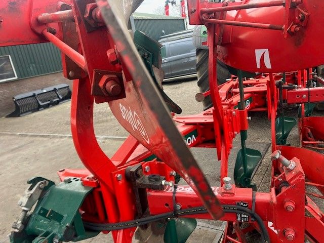 Gebruikte VOGEL EN NOOT 4-schaarwentelploeg met Cappon drukker